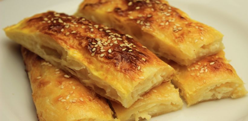 Baklavalık Yufkadan Kıymalı Börek Tarifi ve Malzemeleri