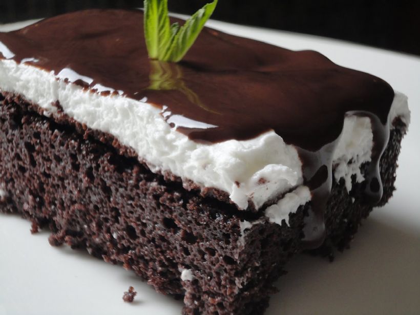 Çikolata Soslu Ağlayan Kek Tarifi ve Malzemeleri