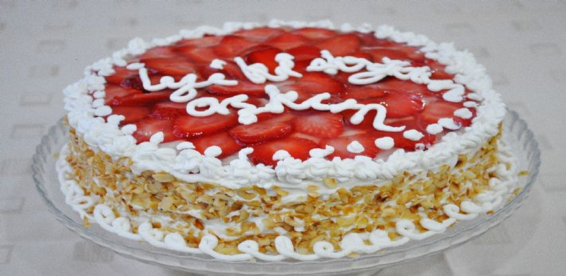 Çilekli Ağlayan Pasta Tarifi ve Malzemeleri