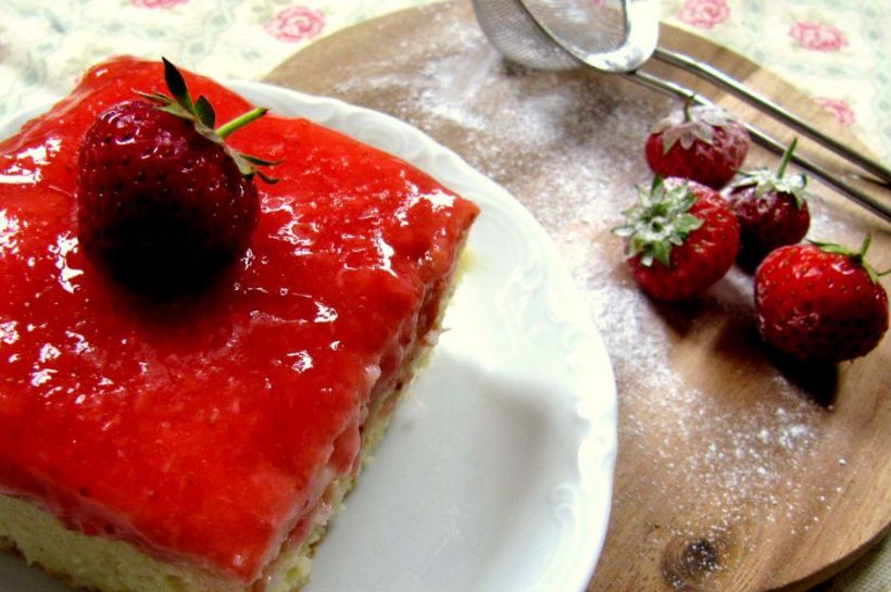 8 Kişilik Çilekli Islak Kek Tarifi ve Malzemeleri