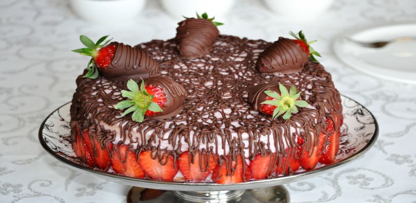 8 Kişilik Çilekli Pasta Tarifi ve Malzemeleri