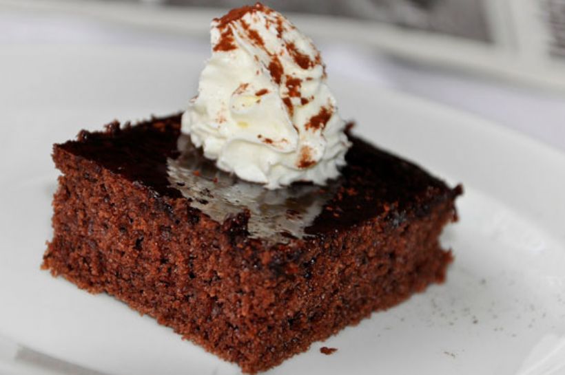 8 Kişilik Damla Çikolatalı Islak Kek Tarifi ve Malzemeleri