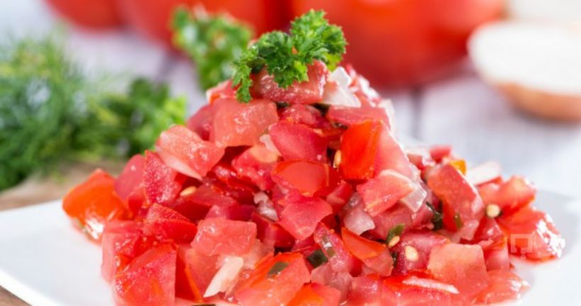 8 Kişilik Domates Salatası Tarifi ve Malzemeleri