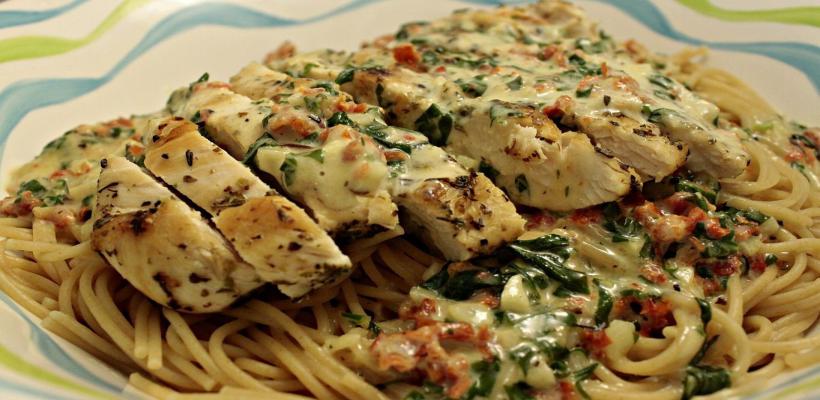 8 Kişilik Domatesli Fesleğenli Makarna Sosu Tarifi ve Malzemeleri