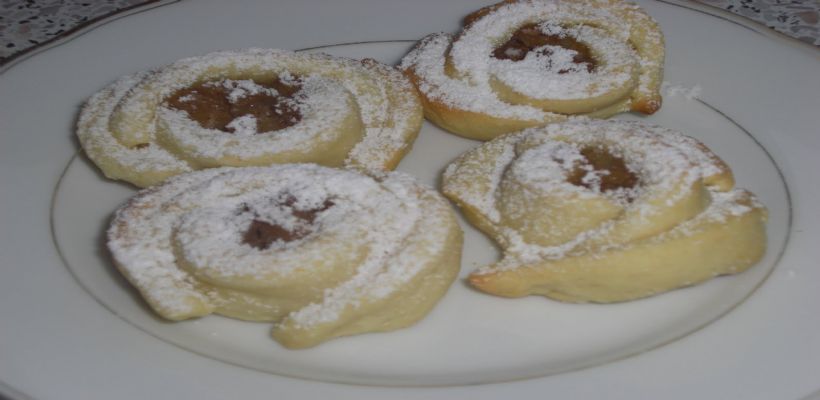 8 Kişilik Elmalı Gül Tatlısı Tarifi ve Malzemeleri