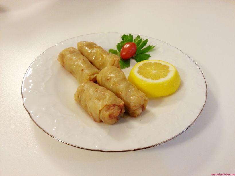 8 Kişilik Etli Lahana Dolması Tarifi ve Malzemeleri
