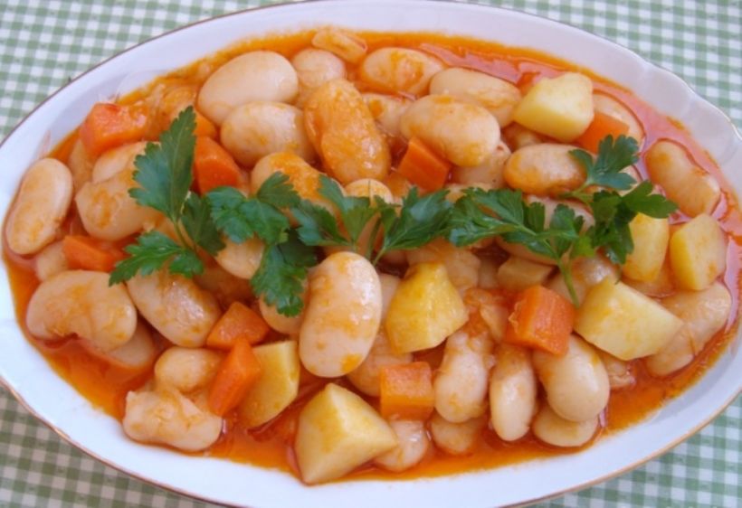 8 Kişilik Fasulye Pilaki Tarifi ve Malzemeleri