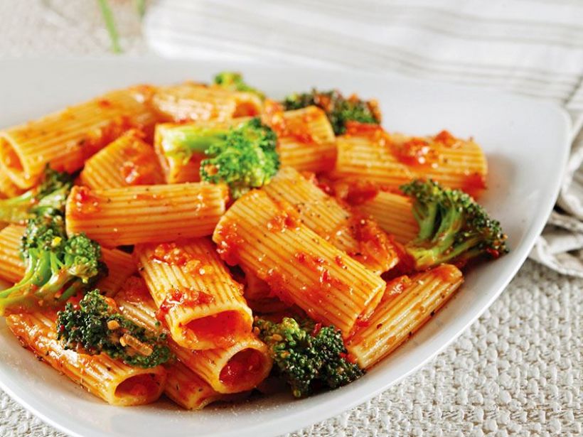 8 Kişilik Fırında Domates Soslu Makarna Tarifi ve Malzemeleri