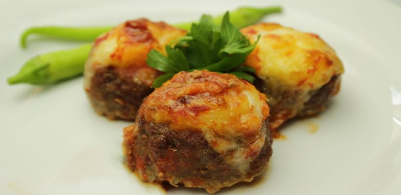 8 Kişilik Fırında Patates Püreli Köfte Tarifi ve Malzemeleri