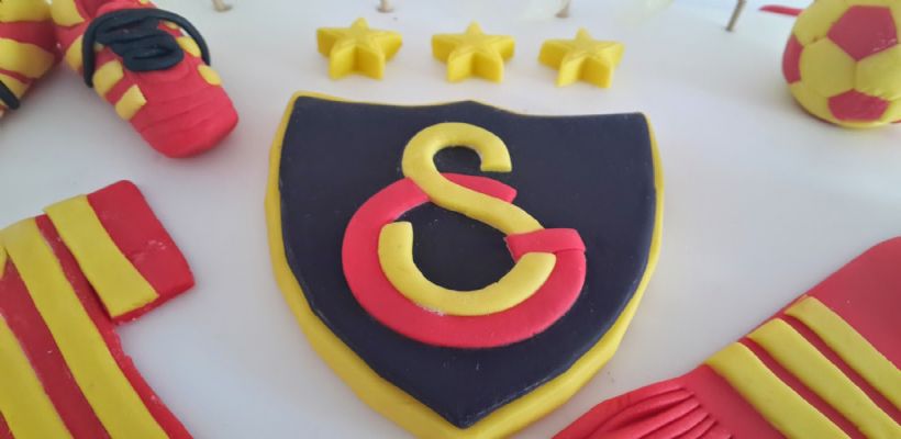 8 Kişilik Galatasaraylı Pasta Tarifi ve Malzemeleri