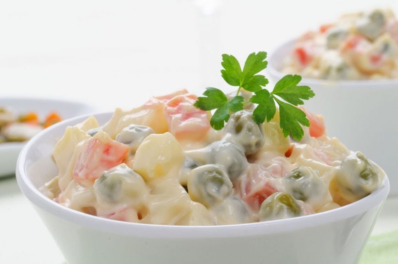 8 Kişilik Garnitürlü Rus Salatası Tarifi Tarifi ve Malzemeleri