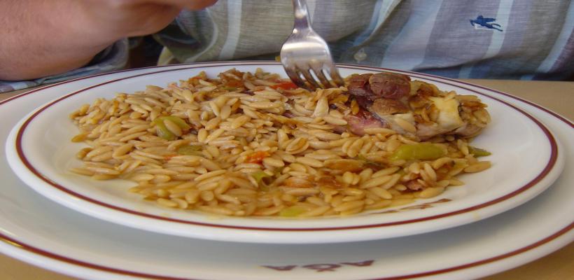 8 Kişilik İki Renkli Arpa Şehriye Pilavı Tarifi ve Malzemeleri