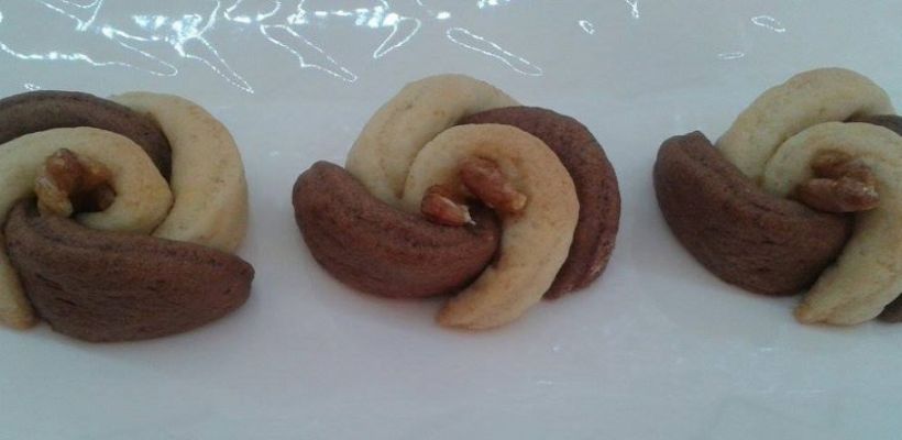 8 Kişilik İki Renkli Gül Kurabiye Tarifi ve Malzemeleri