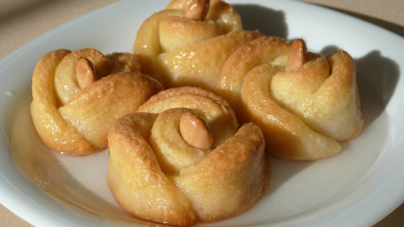 8 Kişilik İrmikli Gül Tatlısı Tarifi ve Malzemeleri