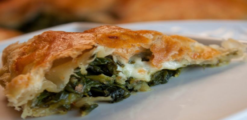 8 Kişilik Ispanaklı Krep Böreği Tarifi ve Malzemeleri
