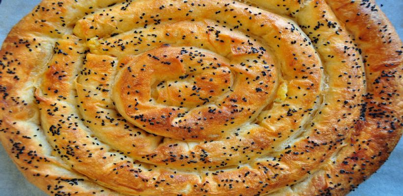 8 Kişilik Ispanaklı Pırasalı Börek Tarifi ve Malzemeleri