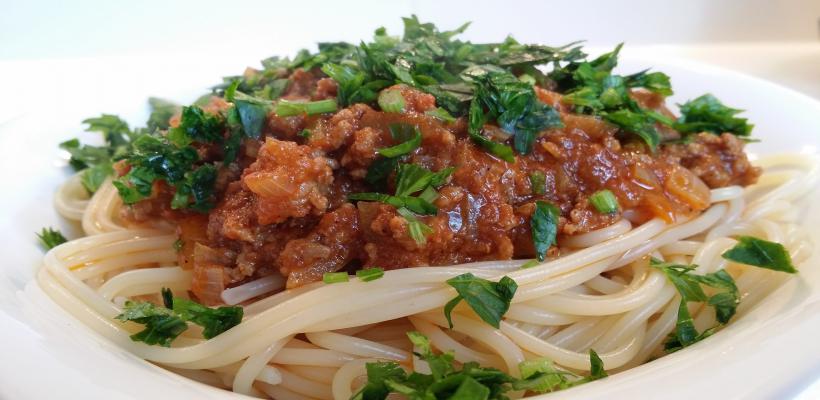 8 Kişilik Kıymalı Bolonez Sos Tarifi ve Malzemeleri