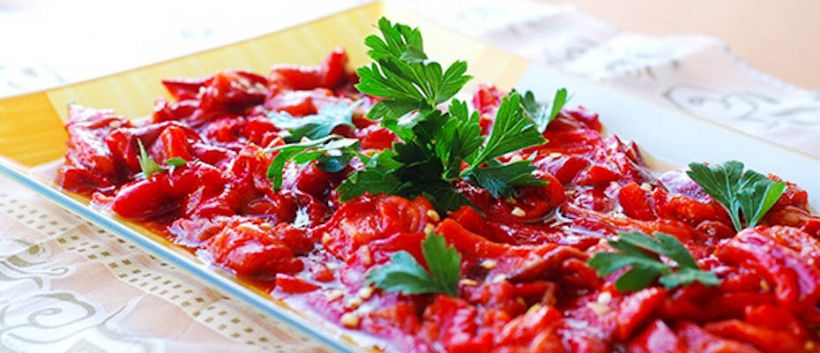 8 Kişilik Közlenmiş Biber Salatası Tarifi ve Malzemeleri