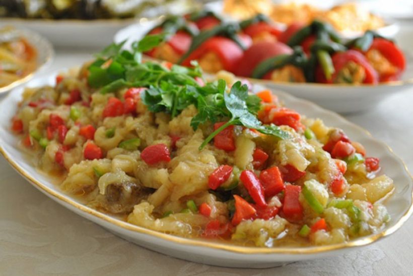 8 Kişilik Közlenmiş Patlıcan Salatası Tarifi ve Malzemeleri