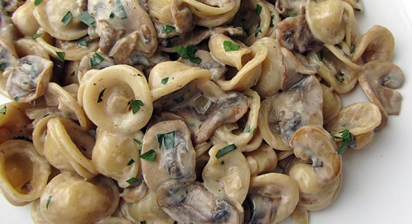 Kremalı Mantarlı Makarna Tarifi ve Malzemeleri