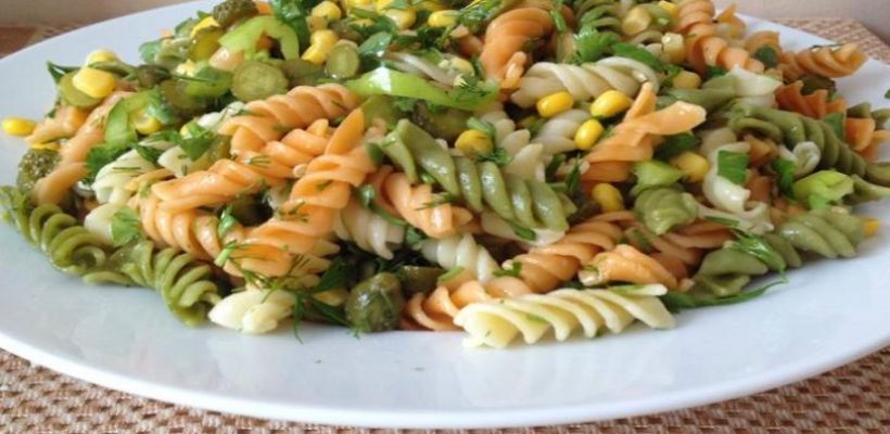 8 Kişilik Renkli Makarna Salatası Tarifi ve Malzemeleri