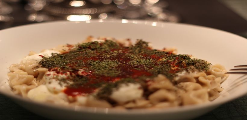 8 Kişilik Salçalı Mantı Tarifi ve Malzemeleri