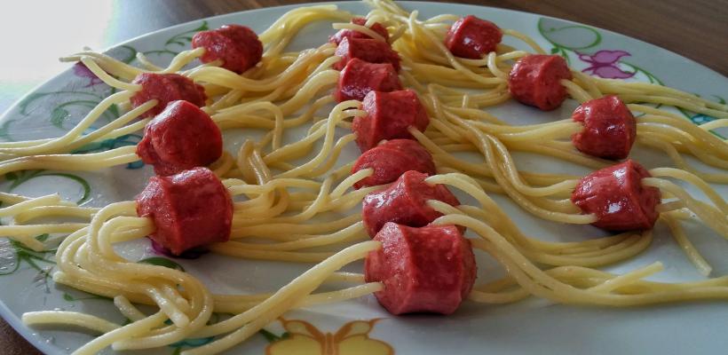 8 Kişilik Sosisli Spagetti Sosu Tarifi ve Malzemeleri