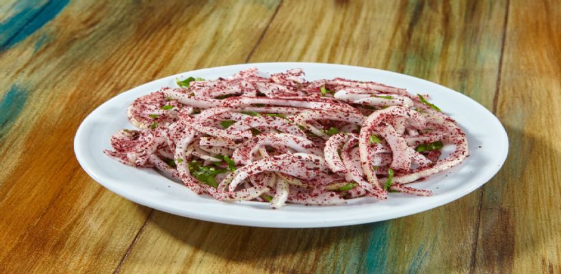 8 Kişilik Sumaklı Soğan Salatası Tarifi ve Malzemeleri