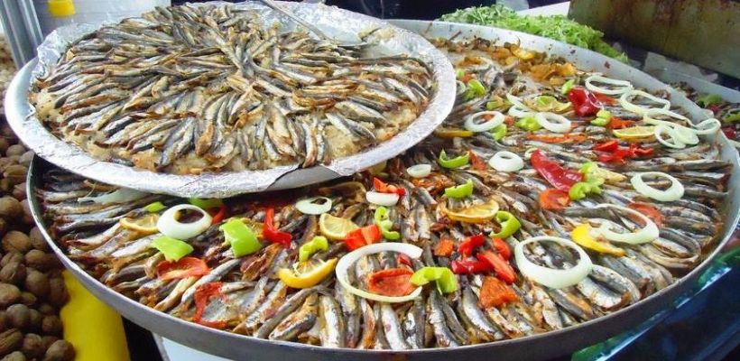8 Kişilik Tavada Balık Buğulama Tarifi ve Malzemeleri