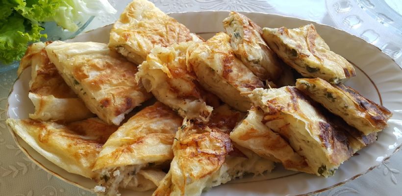 8 Kişilik Tavada Ispanaklı Börek Tarifi ve Malzemeleri