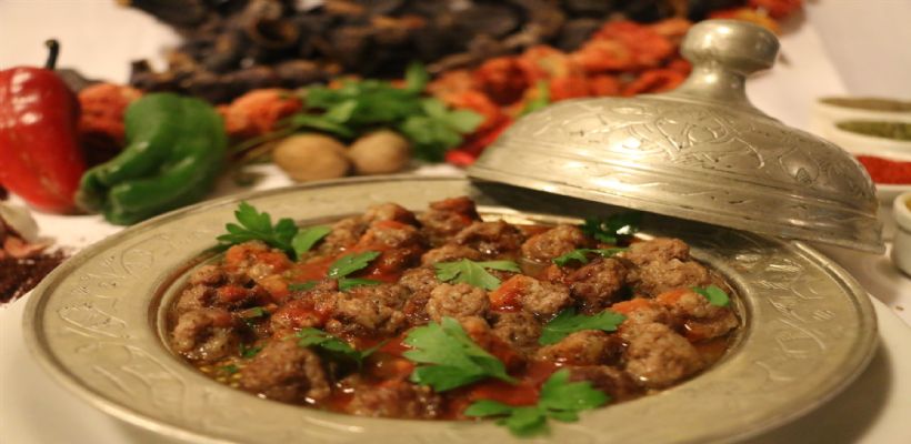 8 Kişilik Tepside Köfte Kebabı Tarifi ve Malzemeleri