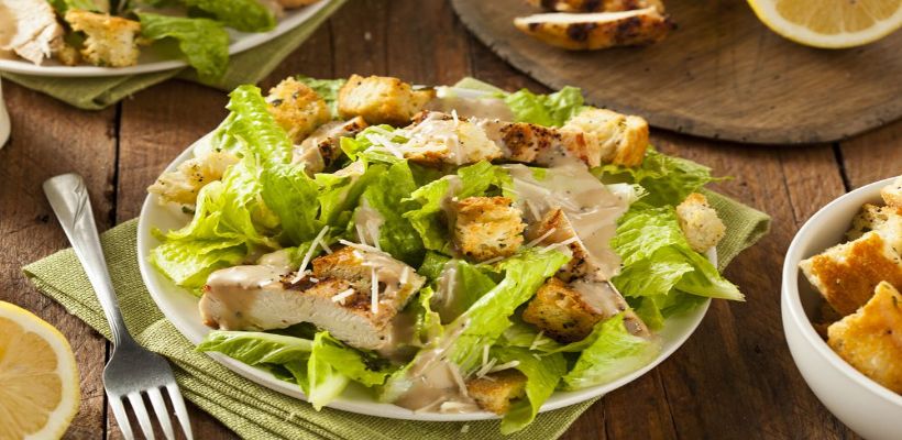 8 Kişilik Ton Balıklı Sezar Salata Tarifi ve Malzemeleri