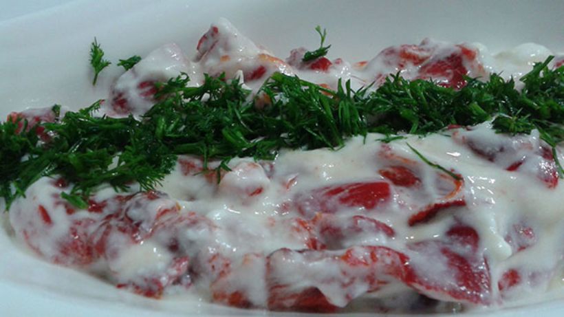 KÖZLENMİŞ BİBERLİ YOĞURT SALATASI KÖZLENMİŞ BİBERLİ YOĞURT SALATASI