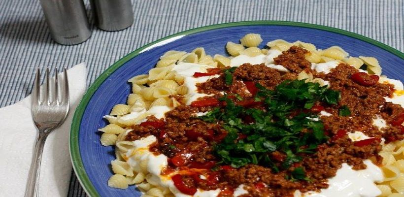 8 Kişilik Yoğurtlu Ton Balıklı Makarna Tarifi ve Malzemeleri