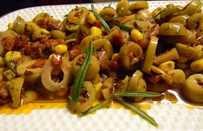 8 Kişilik Zeytin Salatası Tarifi ve Malzemeleri
